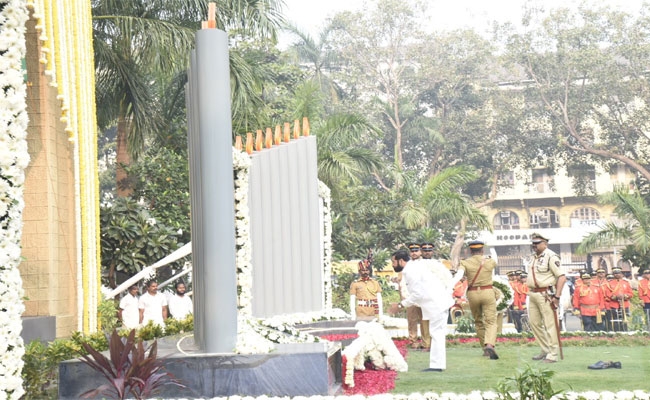 cm shinde pays tribute to martyrs of 26 11 attacks