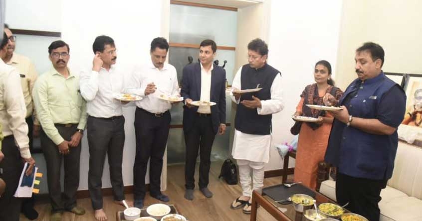minister deepak kesarkar tasted school nutrition