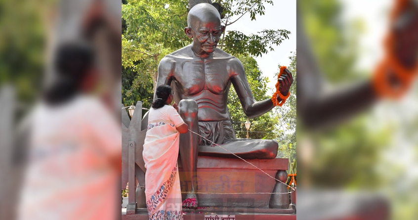 12 feet tall statue of mahatma gandhi unveiled by the president - Abhijeet Bharat