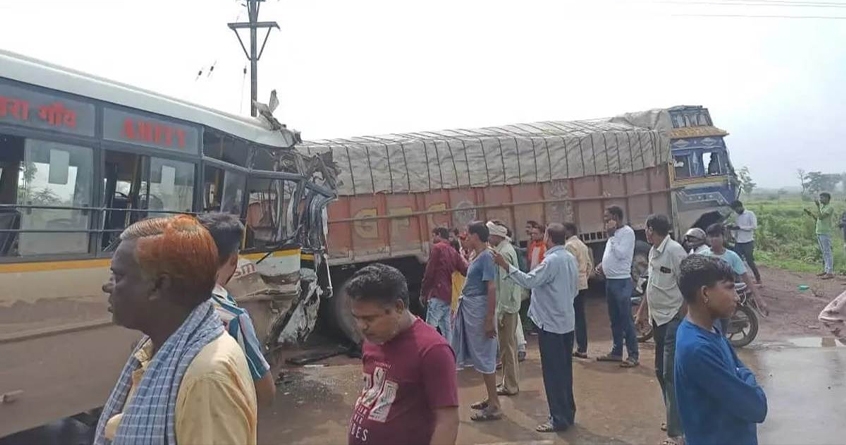 Heavy truck and city bus collide in Raipur