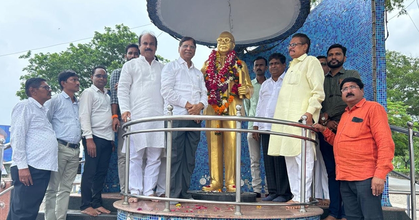 Teacher MLA J M Abhyankar received warm welcome in Amravati