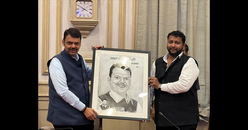 Jaideep Kawade gifted pencil sketch to DCM Devendra Fadnavis