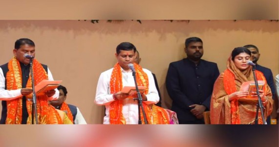 गुजरातमध्ये मंत्रिमंडळ विस्तार; हर्ष संघवी उपमुख्यमंत्री, रीवाबा जडेजा यांच्यासह 25 मंत्री शपथबद्ध!