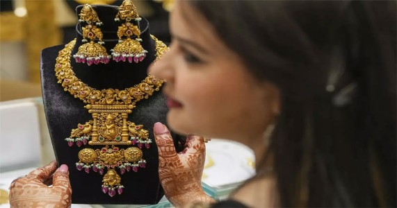 सोन्याच्या दरात घसरण; लग्नसराईत खरेदीदारांसाठी सुवर्णसंधी!