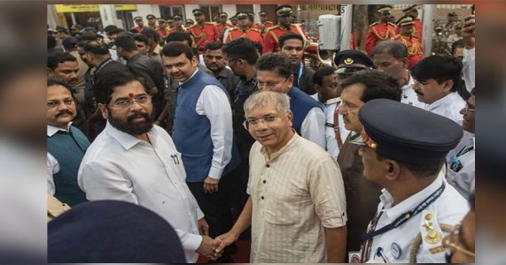 एकनाथ शिंदे मुख्यमंत्रीपदासाठी पुन्हा तयार? प्रकाश आंबेडकरांचा मोठा दावा