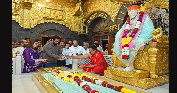 अभिनेता सोनू सूद यांची शिर्डी साईबाबा मंदिरात हजेरी; दर्शनानंतर व्यक्त केली श्रद्धा