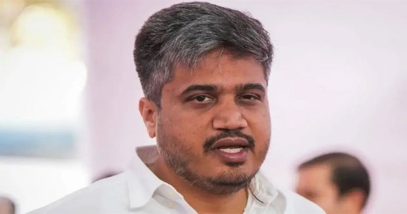 विधानपरिषदेत तणाव वाढला; रोहित पवारांवर राजकीय दबाव वाढण्याची चिन्हे