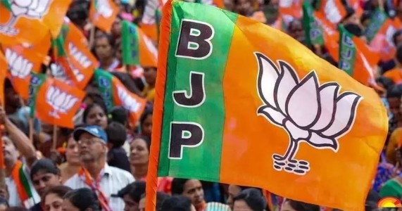 जळगावमध्ये ठाकरे गटाला खिंडार; दिग्गज नेत्यांसह पदाधिकऱ्यांचा भाजपमध्ये प्रवेश