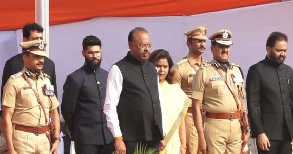 कस्तुरचंद पार्कमध्ये पालकमंत्री बावनकुळे यांच्या हस्ते ध्वजारोहण; नागपूरमध्ये महाराष्ट्र दिन उत्साहात साजरा