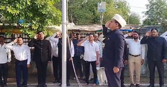 नागपुरातील कामठी येथील तहसील कार्यालयात महाराष्ट्र दिन साजरा