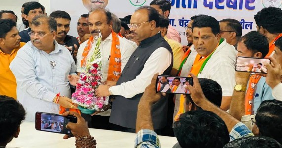 उद्धव ठाकरे गटाला अमरावतीत मोठा धक्का; जिल्हाध्यक्ष सुनील खराटे समर्थकांसह भाजपमध्ये सामील!