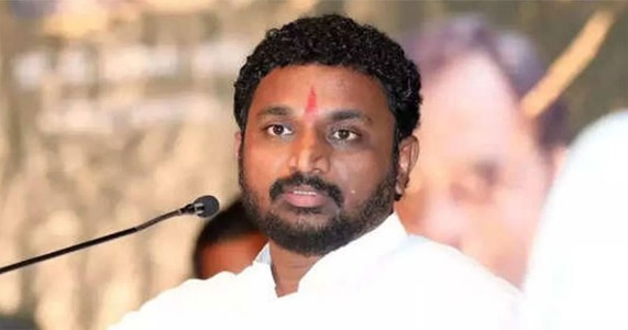 आदिवासी विभागाची रक्कम 'लाडकी बहिण' योजनेत वळवण्याचे आरोप अमोल मिटकरींनी फेटाळले