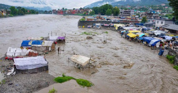 हिमाचल प्रदेशमध्ये निसर्गाचा तडाखा; एका दिवसात ११ ठिकाणी ढगफुटी, पूर आणि भूस्खलन; १० मृत, ३० बेपत्ता