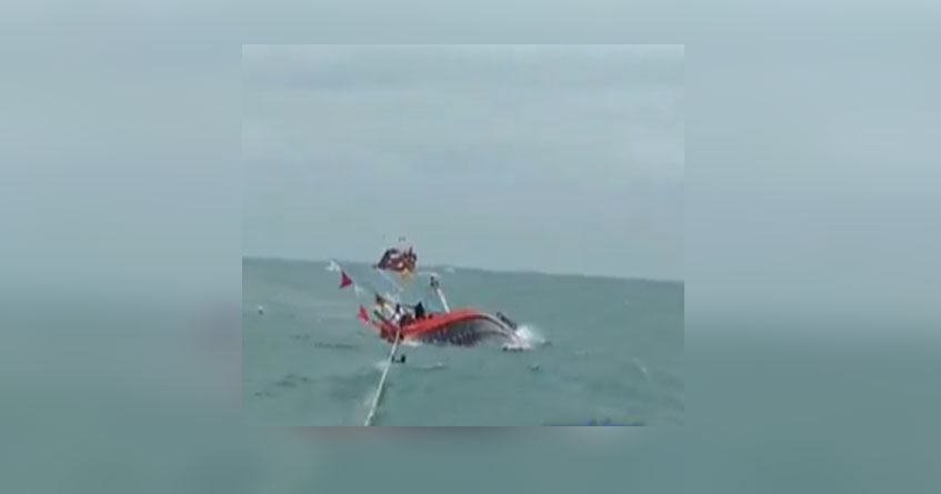 Boat capsizes
