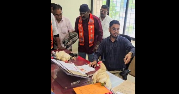 नागपुरातील अवैध चिकन-मटन मार्केटवरून मनसेचा संताप;अधिकाऱ्यालाग जिवंत कोंबडी भेट देत केला निषेध
