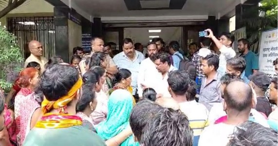नागपुरातील आशी नगरात संतप्त आंदोलन; सफाई कर्मचाऱ्याच्या आत्महत्येनंतर दोषींवर कठोर कारवाईची मागणी