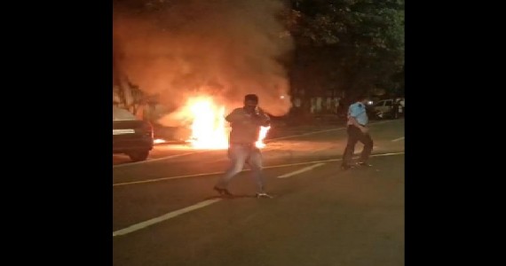 नागपुर जिल्हा सत्र न्यायालय परिसरात जजच्या कारला आग; मोठा अपघात टळला