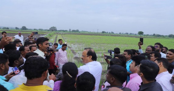 अतिवृष्टीग्रस्त शेतकऱ्यांसाठी सरकारचा दिलासा, अजित पवारांची मोठी घोषणा