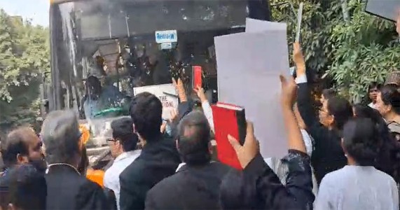 जंतरमंतरकडे जाणाऱ्या वकिलांना पोलिसांनी रोखले; सरन्यायाधीशांच्या हस्तक्षेपाची मागणी