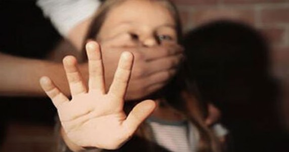 नागपुरात अल्पवयीन मुलीशी अश्लील वर्तन केल्याचा आरोप; शेजारी तरुणावर गुन्हा दाखल