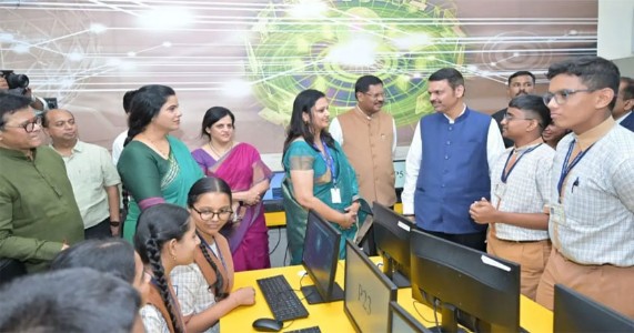 मुख्यमंत्री फडणवीस झाले शिक्षक; विद्यार्थ्यांना दिला संघर्षाचा सामना करण्याचा संदेश,BMC शाळांमध्ये संविधानाचे धडे