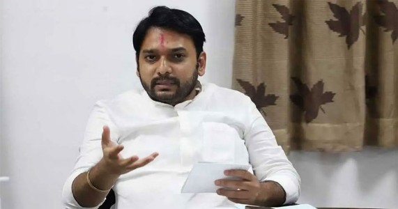 कृष्णा नदी कोरडी पडल्याने पाणीटंचाई तीव्र; आमदार विश्वजीत कदम यांचे नदीपात्रात ठिय्या आंदोलन