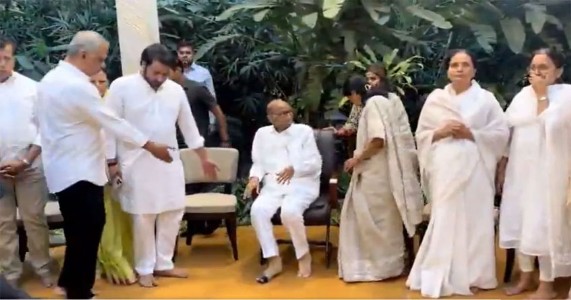 शरद पवार सुनेत्रा पवार यांच्या भेटीसाठी सहयोग सोसायटीत दाखल; पवार कुटुंब एकत्र!