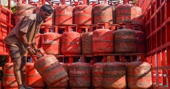 इराण-अमेरिका तणावाचा फटका; घरगुती गॅस सिलिंडर ६० रुपयांनी महाग, व्यावसायिक दरातही वाढ