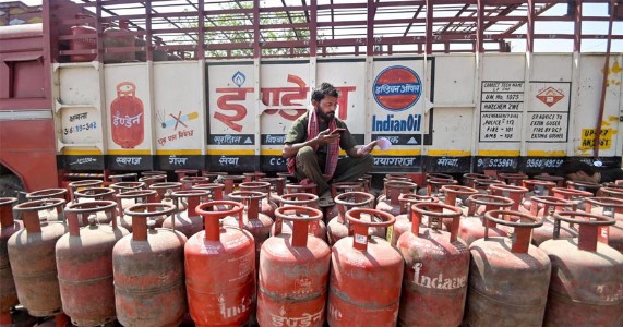 एलपीजी तुटवडा टाळण्यासाठी केंद्राचा निर्णय; तातडीच्या खरेदी प्रक्रियेला वेग