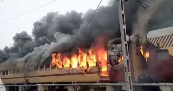 बिहारमधील सासाराम रेल्वे स्थानकावर उभी असलेल्या प्रवासी गाडीच्या डब्याला आग; एक कोच जळून खाक