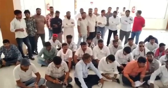 रेती उत्खननाच्या वादात स्थानिक ट्रान्सपोर्टर भरडले जात असल्याचा आरोप;ठाकरे गटाच्या शिवसनेचा जिल्हाधिकाऱ्यांना घेराव