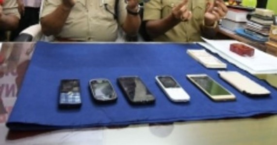 नागपुरात मानकापूर पोलिसांची कामगिरी; ७.६० लाखांचे ५७ मोबाईल शोधून मालकांच्या हाती