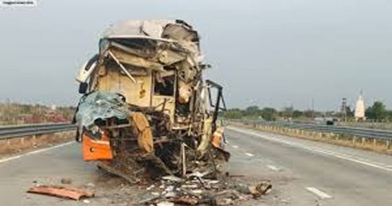 समृद्धी महामार्गावर भीषण अपघात; खासगी बस ट्रकवर आदळली, 27 प्रवासी जखमी