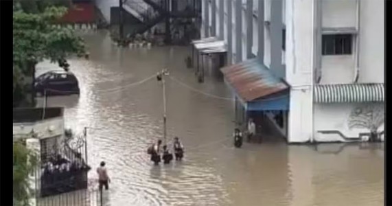 नागपुरात पावसाचा कहर;रस्ते पाण्याखाली, सोमलवार शाळेच्या आवारात गुडघाभर पाणी!
