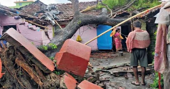 गोंदियात चक्रीवादळाचा कहर; वडेगाव बंध्या गावात ८ जण जखमी, अनेक घरांचे मोठे नुकसान