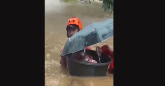 जळगावमध्ये पूराच्या विळख्यात अडकलेल्या एक महिन्याच्या चिमुकल्याची थरारक सुटका!