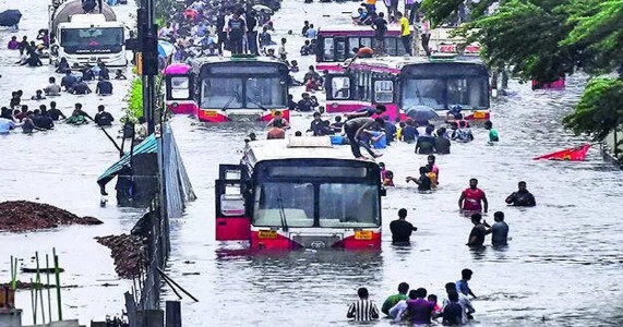 मुंबईत मुसळधार पावसाचा तडाखा; मेट्रो सेवा ठप्प, दुपारच्या सत्रातील शाळांना सुट्टी