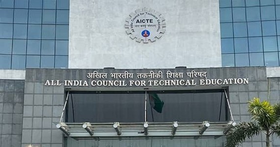 देशभरात AICTE ची धडक कारवाई; महाराष्ट्रासह ५८ अभियांत्रिकी महाविद्यालयांची मान्यता रद्द