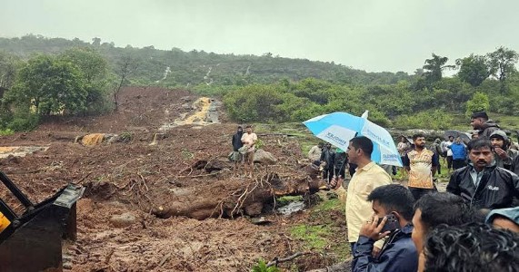 पुण्यात दरडीचा कहर! पाटण गावात घरावर मातीचा डोंगर कोसळला, एकाच कुटुंबातील तिघांचा मृत्यू