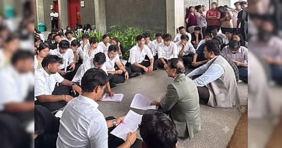 नागपुरात एमएनएलयूमध्ये विद्यार्थ्यांचा उद्रेक; मूलभूत सुविधांच्या प्रश्नावर प्रशासनाविरोधात रात्रीचं आंदोलन