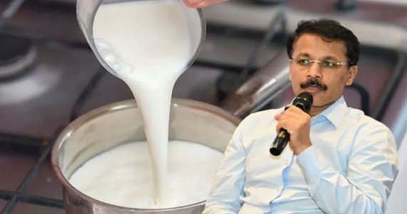 तुकाराम मुंडेंच्या मार्गदर्शनाखाली १,१२५ किलो संशयित दूध पावडर!