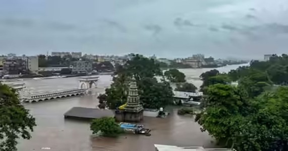 मुसळधार पावसाने महाराष्ट्राला झोडपले; नद्या धोक्याच्या पातळीवर, अनेक जिल्ह्यांना सतर्कतेचा इशारा
