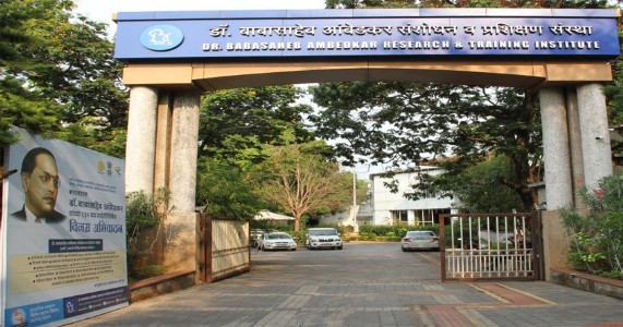 ‘बार्टी’च्या योजनेत ३० वर्षांची अट; वंचित विद्यार्थ्यांना स्पर्धेची संधी की मर्यादा?