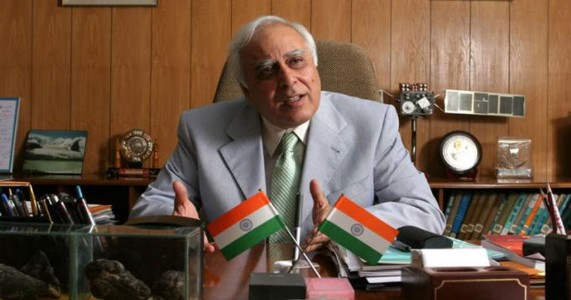 विधिमंडळातील फूट म्हणजे पक्षातील फूट नव्हे; कपिल सिब्बल यांचा निवडणूक आयोगावर सवाल