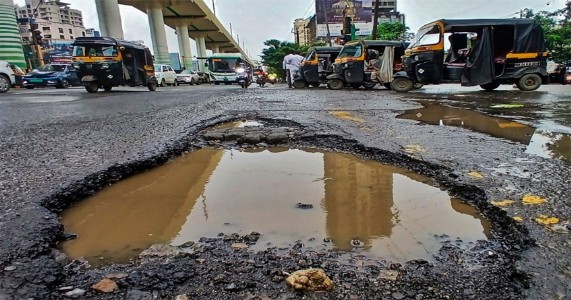 नागपुरातील खड्ड्याने घेतला महिलेचा बळी; दुचाकी घसरून बसखाली आली