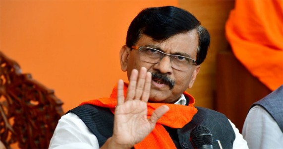 धनुष्यबाण चोरणाऱ्या शिंदे, शाहसह आयोगावर मकोका लावा;संजय राऊतांची मोठी मागणी