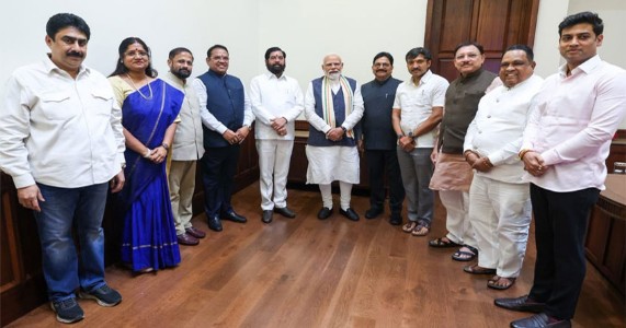 संसद भवनात पंतप्रधान मोदींची एकनाथ शिंदेंशी भेट; महाराष्ट्राच्या विकासावर सविस्तर चर्चा