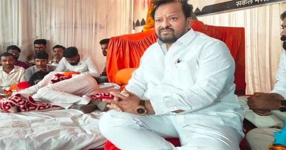 जालन्यात शाहजीबापू पाटील अंतरवालीत; मनोज जरांगे यांची भेट घेत उपोषणाला दिला पाठिंबा