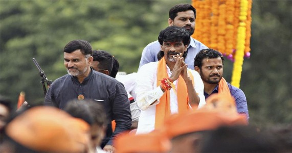 मनोज जरांगे पाटील मोजक्या सहकाऱ्यांसह मुंबईकडे रवाना; ६४८ पोलिसांचा कडेकोट बंदोबस्त