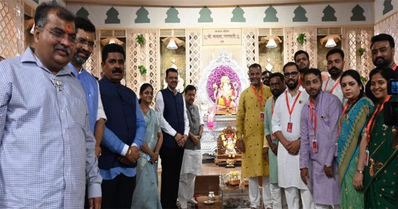 पुण्यात गणरायाच्या चरणी प्रार्थना; नितीन नवीनसह देवेंद्र फडणवीसांनी घेतले दगडूशेठ गणपतीचे दर्शन